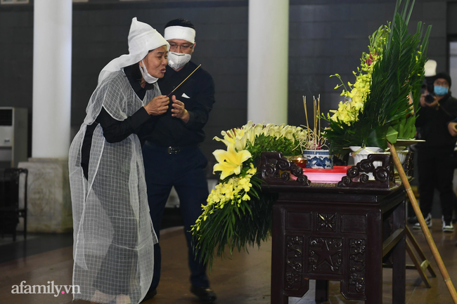 Tang lễ cố NSND Trần Hạnh: Gia quyến bật khóc, NS Công Lý và dàn nghệ sĩ ngậm ngùi tiễn biệt người quá cố-16