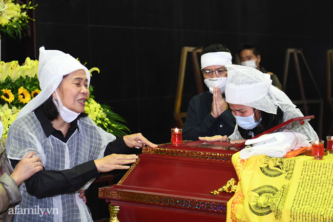Tang lễ cố NSND Trần Hạnh: Gia quyến bật khóc, NS Công Lý và dàn nghệ sĩ ngậm ngùi tiễn biệt người quá cố-17