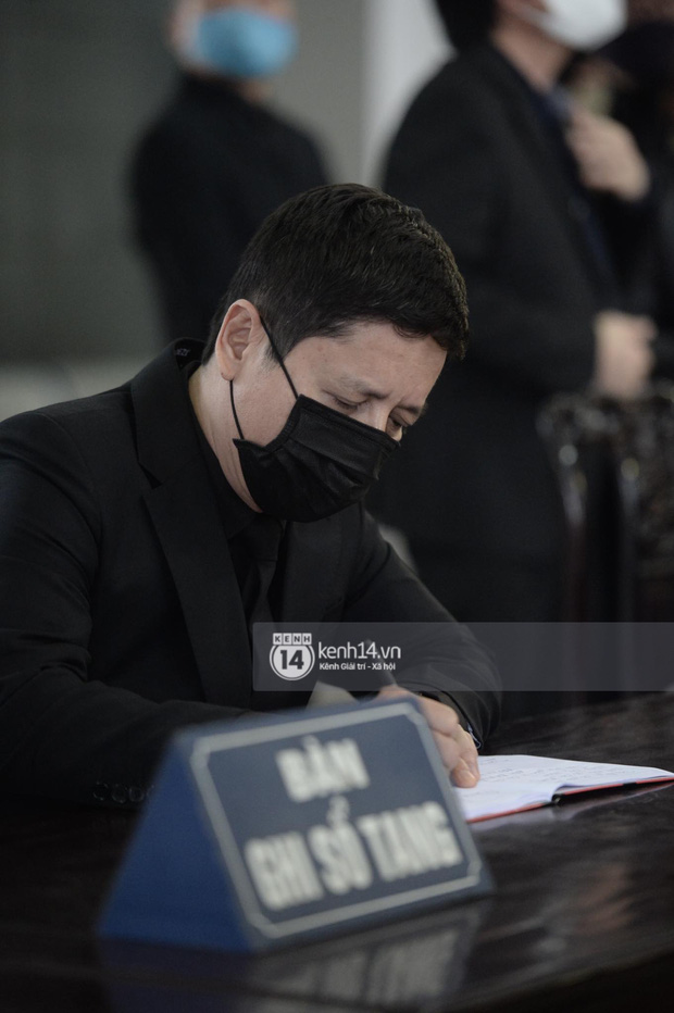 Tang lễ cố NSND Trần Hạnh: Gia quyến bật khóc, NS Công Lý và dàn nghệ sĩ ngậm ngùi tiễn biệt người quá cố-9