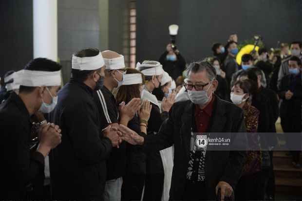 Tang lễ cố NSND Trần Hạnh: Gia quyến bật khóc, NS Công Lý và dàn nghệ sĩ ngậm ngùi tiễn biệt người quá cố-11