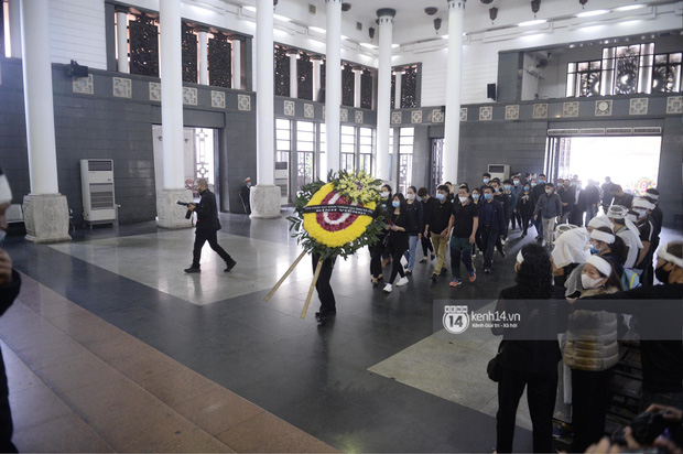 Tang lễ cố NSND Trần Hạnh: Gia quyến bật khóc, NS Công Lý và dàn nghệ sĩ ngậm ngùi tiễn biệt người quá cố-10