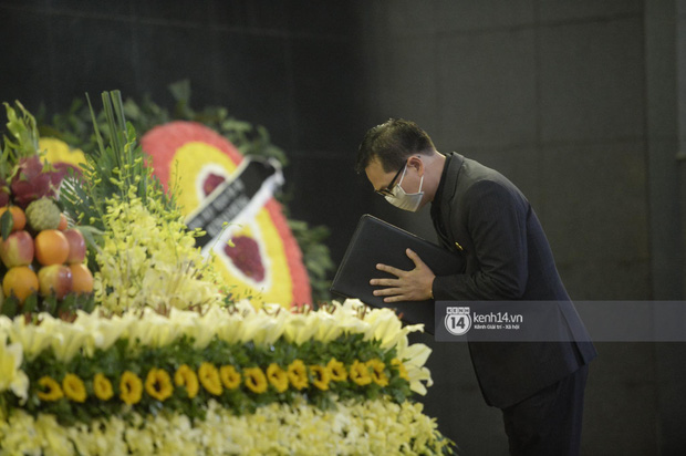 Tang lễ cố NSND Trần Hạnh: Gia quyến bật khóc, NS Công Lý và dàn nghệ sĩ ngậm ngùi tiễn biệt người quá cố-6