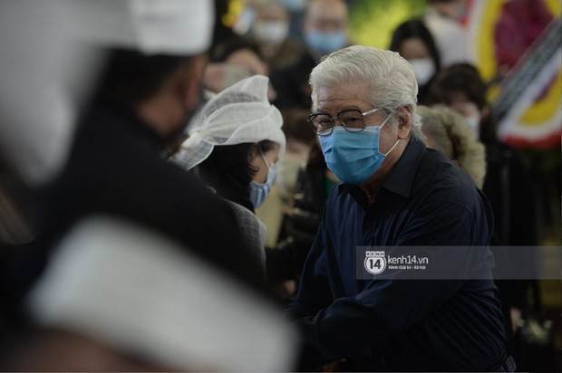 Tang lễ cố NSND Trần Hạnh: Gia quyến bật khóc, NS Công Lý và dàn nghệ sĩ ngậm ngùi tiễn biệt người quá cố-13