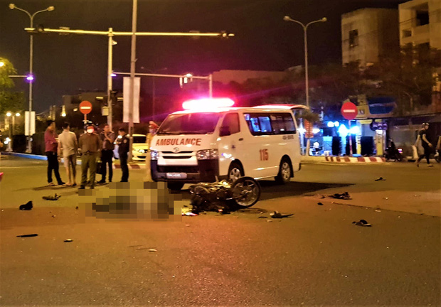 Xe máy va chạm với ô tô bán tải, 1 thanh niên chết thảm, 2 người nguy kịch-1