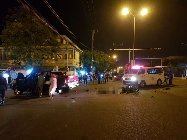 Xe máy va chạm với ô tô bán tải, 1 thanh niên chết thảm, 2 người nguy kịch-2