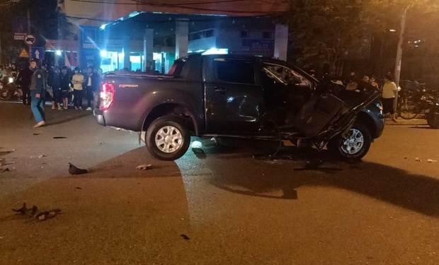 Xe máy va chạm với ô tô bán tải, 1 thanh niên chết thảm, 2 người nguy kịch-3