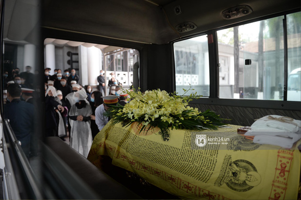 Tang lễ cố NSND Trần Hạnh: Gia quyến bật khóc, NS Công Lý và dàn nghệ sĩ ngậm ngùi tiễn biệt người quá cố-5