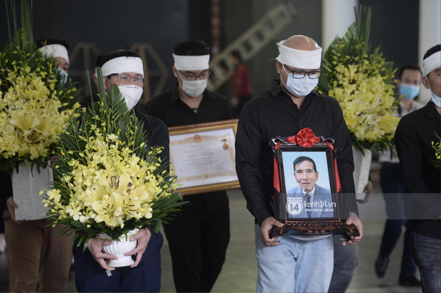 Tang lễ cố NSND Trần Hạnh: Gia quyến bật khóc, NS Công Lý và dàn nghệ sĩ ngậm ngùi tiễn biệt người quá cố-1