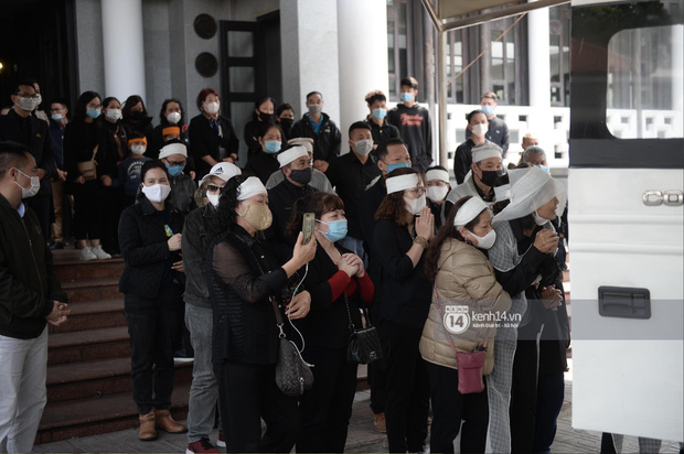 Tang lễ cố NSND Trần Hạnh: Gia quyến bật khóc, NS Công Lý và dàn nghệ sĩ ngậm ngùi tiễn biệt người quá cố-2