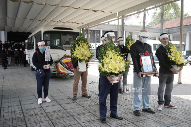 Tang lễ cố NSND Trần Hạnh: Gia quyến bật khóc, NS Công Lý và dàn nghệ sĩ ngậm ngùi tiễn biệt người quá cố-3