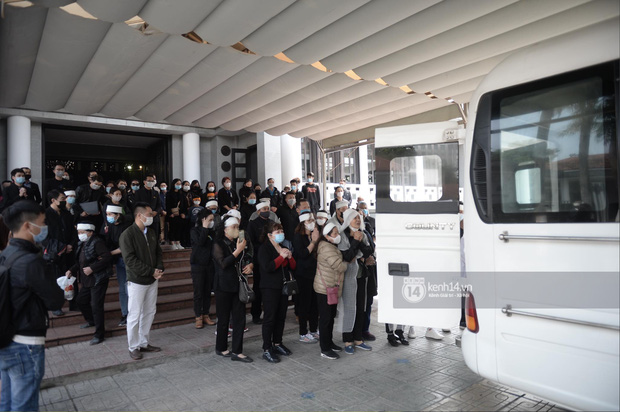 Tang lễ cố NSND Trần Hạnh: Gia quyến bật khóc, NS Công Lý và dàn nghệ sĩ ngậm ngùi tiễn biệt người quá cố-4