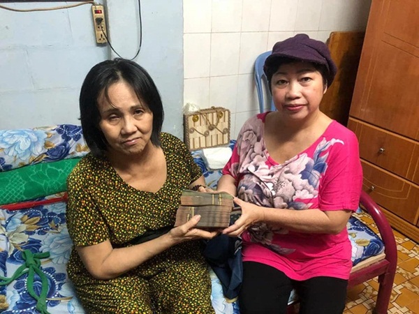 NS Hoàng Lan bệnh tình ngày một nặng: Lưng bị lở, hoại tử sâu thấy cả xương sống, rơi nước mắt khi đồng nghiệp đến thăm-3