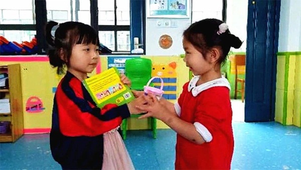 Bà mẹ mua quà đắt tiền để con mang tới lớp, nhưng hành động sau đó khiến ai nấy ngán ngẩm cho kiểu phụ huynh nhà giàu-1