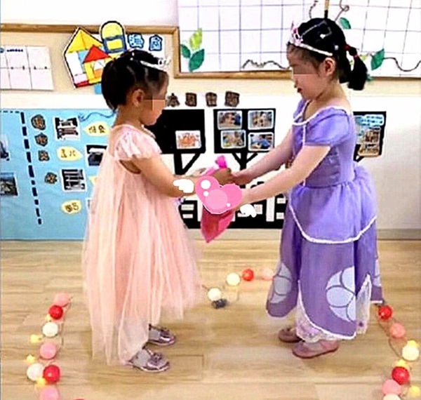 Bà mẹ mua quà đắt tiền để con mang tới lớp, nhưng hành động sau đó khiến ai nấy ngán ngẩm cho kiểu phụ huynh nhà giàu-2