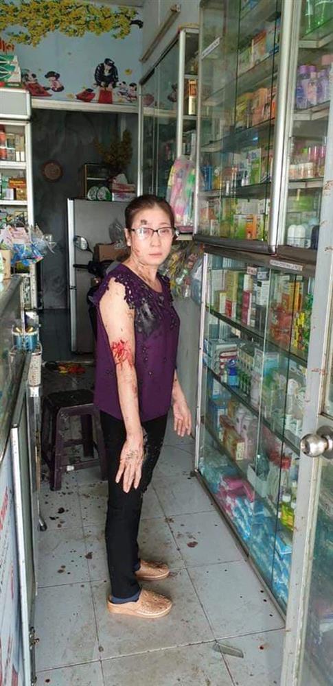 Nữ chủ tiệm thuốc tây bị khủng bố bằng sơn, mắm tôm vì em trai mượn tiền giang hồ không trả-3