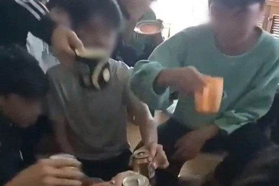 Cô giáo đăng clip học sinh lớp 9 cầm bia hô “1, 2 ,3, zô” lên Facebook