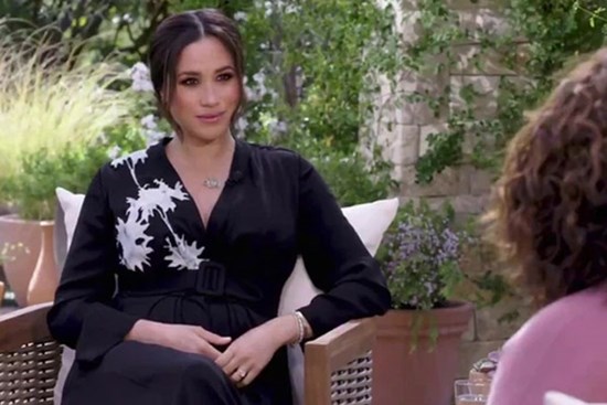 Meghan Markle tiếp tục ném 