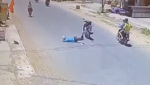 Nam thanh niên ngã văng xuống đường, lồm cồm bò dậy thì không thấy xe đâu, dân mạng xem kỹ clip mới thấy-1