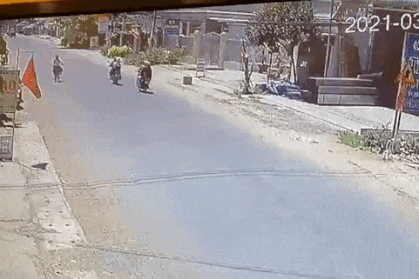 Nam thanh niên ngã văng xuống đường, lồm cồm bò dậy thì không thấy xe đâu, dân mạng xem kỹ clip mới thấy