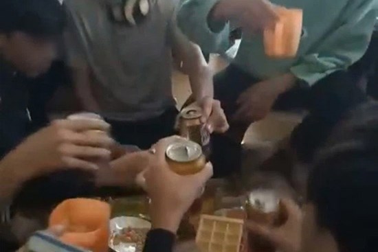 Video: Cô giáo cổ vũ học sinh lớp 9 uống bia ở Thanh Hóa gây bức xúc