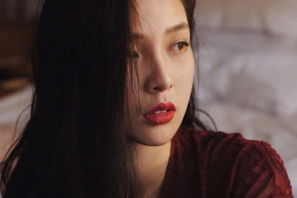 Trong bữa cơm gia đình, chồng tôi đột ngột nhắc đến số tiền 300 triệu khiến mọi người tái mặt còn anh rể giận dữ đập bàn bỏ về-1