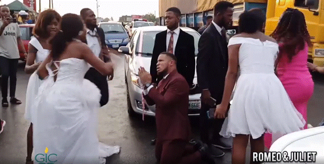 Bất ngờ thấy hành động của chú rể trên xe hoa, cô dâu lập tức hóa điên hủy luôn hôn lễ mặc lời van xin quỳ lạy, sự thật phía sau mới gây choáng-1