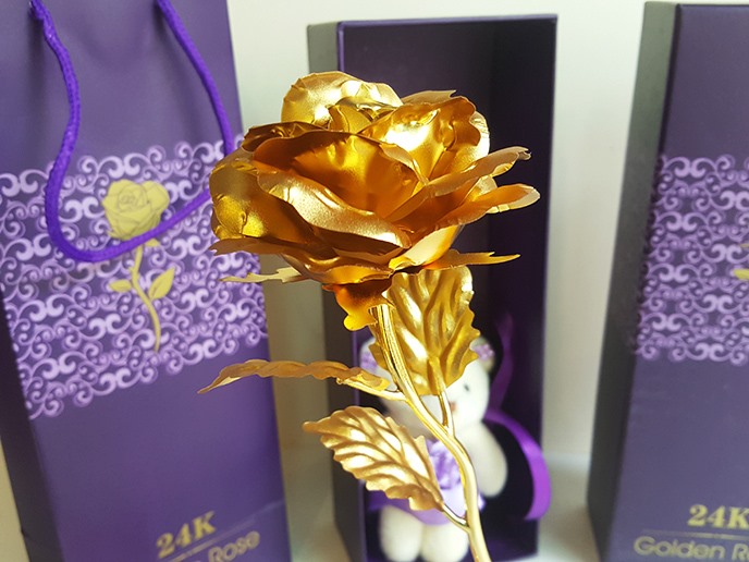 Cận kề ngày 8.3, hoa hồng được quảng cáo mạ vàng giá siêu rẻ bán tràn lan-1