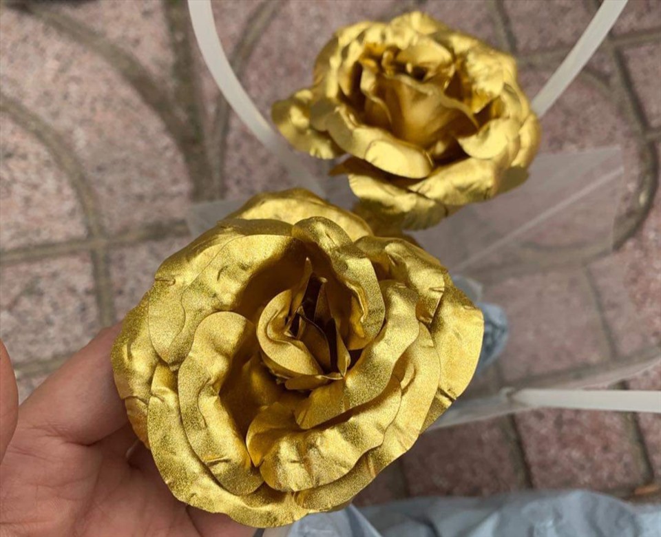 Cận kề ngày 8.3, hoa hồng được quảng cáo mạ vàng giá siêu rẻ bán tràn lan-4
