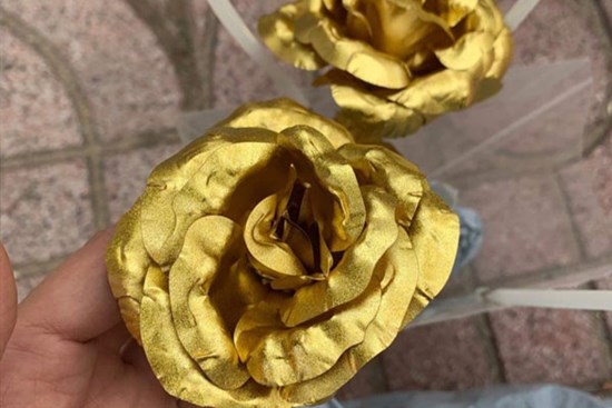 Cận kề ngày 8.3, hoa hồng được quảng cáo mạ vàng giá siêu rẻ bán tràn lan
