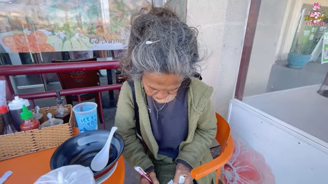 Xót xa câu nói của Kim Ngân khi sống lang thang tại Mỹ: Má cứ ghé thăm tôi, đừng bỏ tôi-3