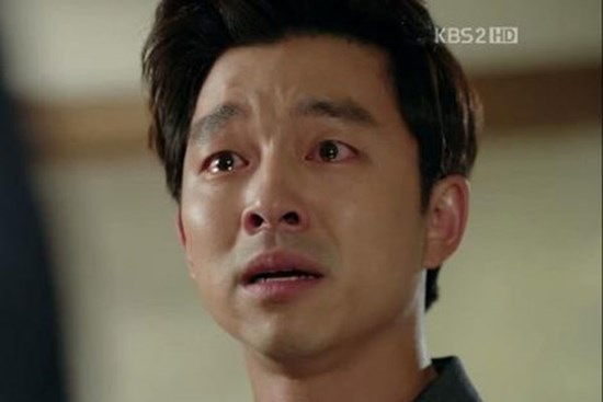 Tân hôn chạy đến an ủi vợ cũ, trở về tôi “sụp đổ” nhìn 2 thứ trên tay vợ mới