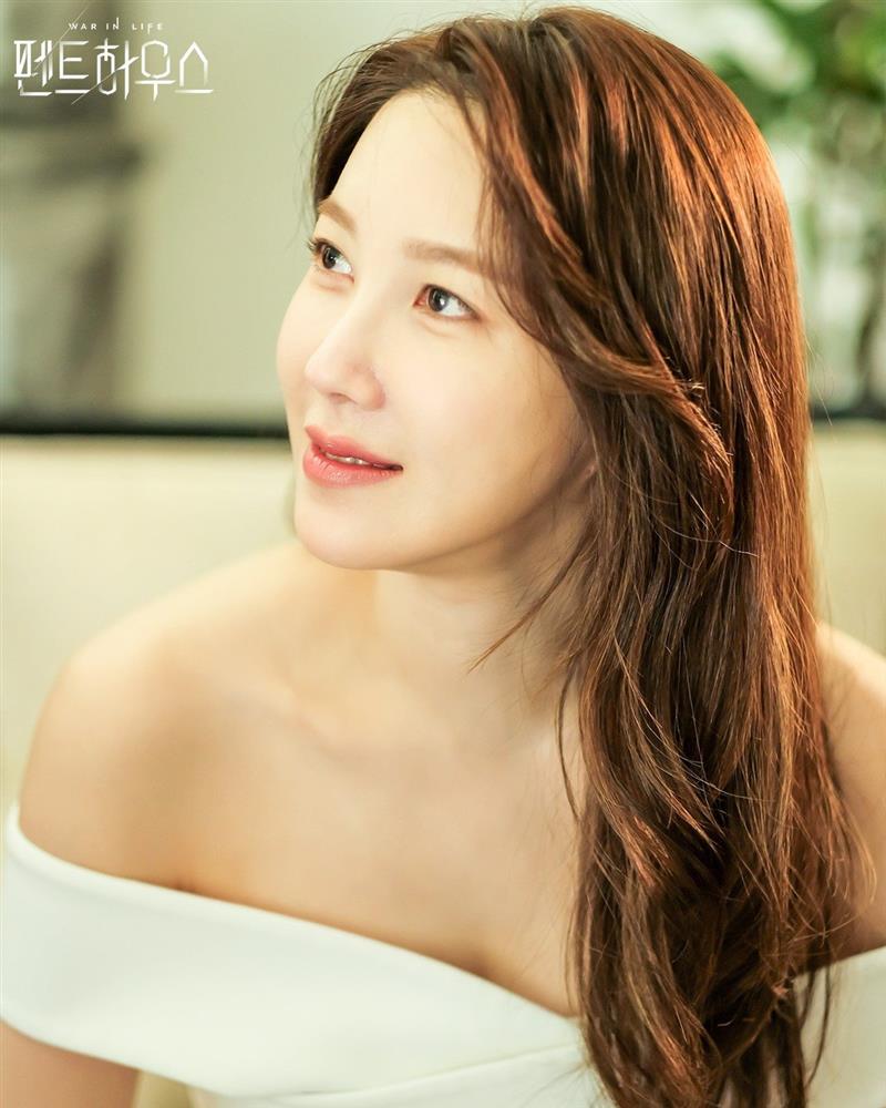 Lee Ji Ah tái xuất Penthouse 2 với mái tóc ngắn: Độ sang xịn lên một tầm cao mới, trẻ và chất đến độ không ai nghĩ đã 43 tuổi-1