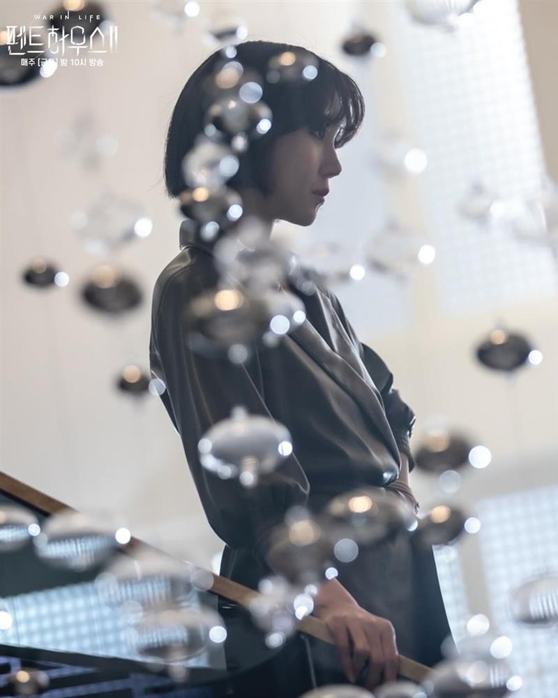 Lee Ji Ah tái xuất Penthouse 2 với mái tóc ngắn: Độ sang xịn lên một tầm cao mới, trẻ và chất đến độ không ai nghĩ đã 43 tuổi-4