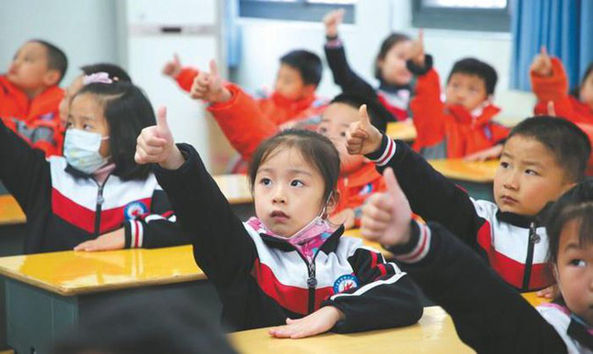 Chỉ vì ghen tị bạn học được cô giáo thiên vị, cô bé lớp 3 bày ra tầng tầng, lớp lớp âm mưu để bạn bị cả lớp ghét bỏ-2