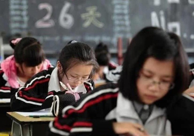 Chỉ vì ghen tị bạn học được cô giáo thiên vị, cô bé lớp 3 bày ra tầng tầng, lớp lớp âm mưu để bạn bị cả lớp ghét bỏ-1