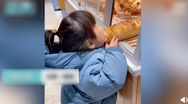Phát hiện bé gái lén ăn vụng chiếc bánh mỳ trong cửa hàng, ông chủ quán chỉ nói đúng 1 câu nhưng ai cũng thầm khâm phục-1