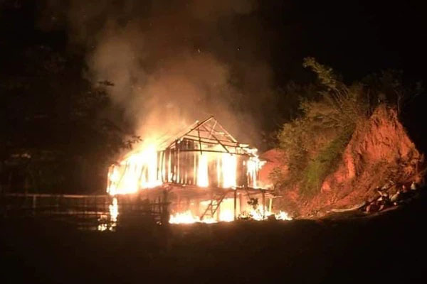 Hai cụ già chặn đầu xe hoa giữa đường để xin tiền-1