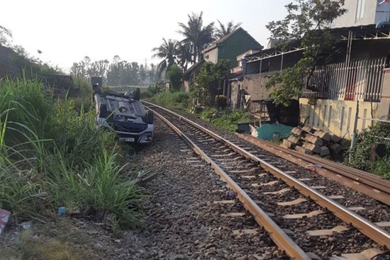 Ô tô vượt gác chắn tàu hỏa, 3 người trong gia đình thương vong