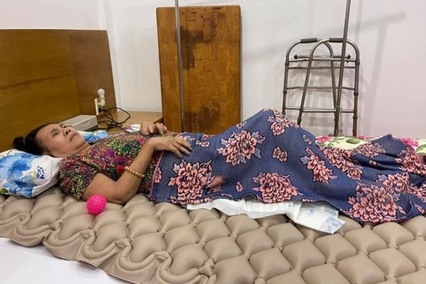Trịnh Kim Chi đến viện thăm NS Hoàng Lan: Tôi xót xa và lo cho tình trạng hiện tại của chị Lan-4
