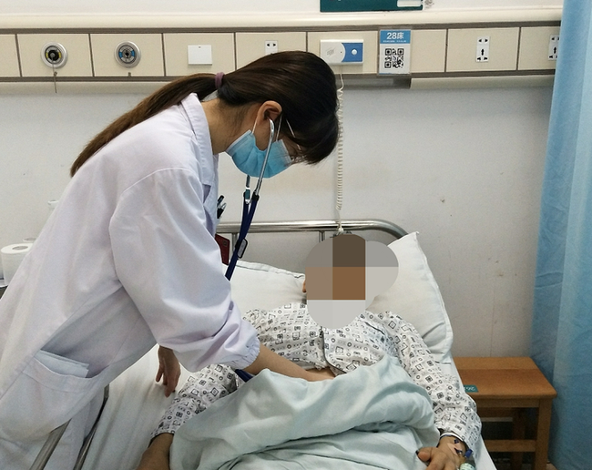 Ăn quá nhiều khiến người đàn ông nôn ra máu, cảnh báo ăn uống quá độ có thể giết bạn bất cứ lúc nào-1