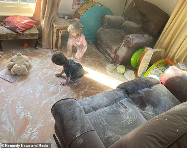 Vừa dọn nhà sạch như lau như li, mẹ quay đi vài phút đã chết sững khi chứng kiến hiện trường tan hoang cặp sinh đôi bày ra-2