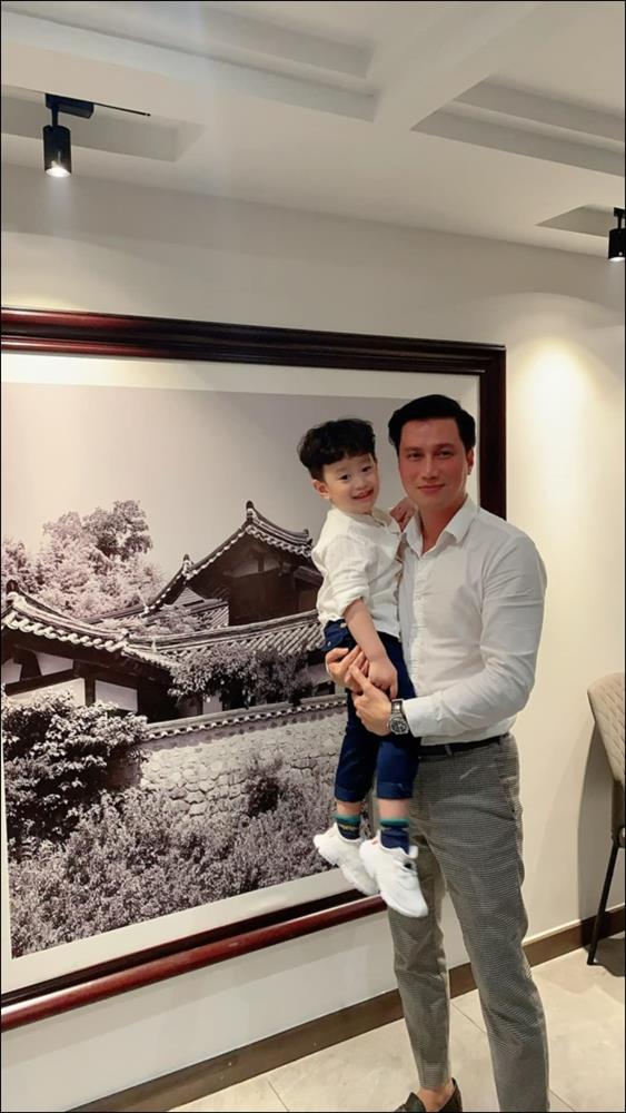 Văn minh sau ly hôn như Việt Anh và vợ cũ: Vẫn đứng chung một khung hình, cùng tổ chức mừng sinh nhật&nbsp;con trai-1