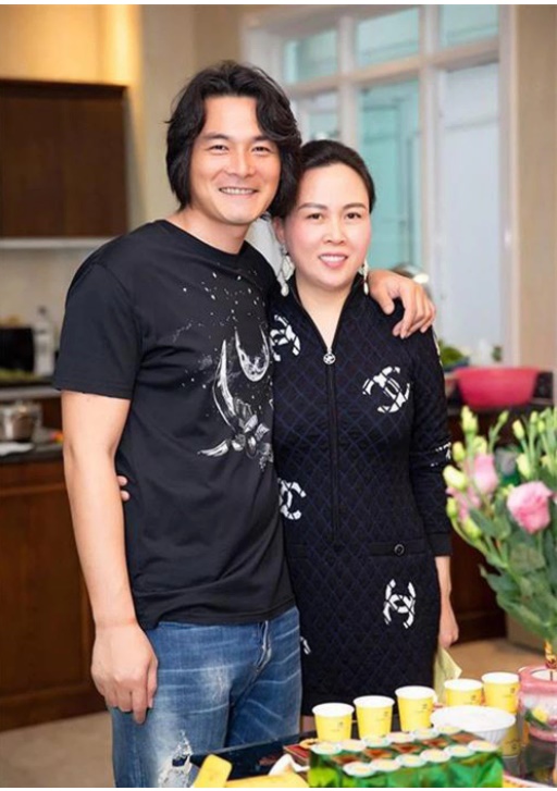 Quách Ngọc Ngoan khoe hình ảnh con gái chăm chú xem phim của ba-2