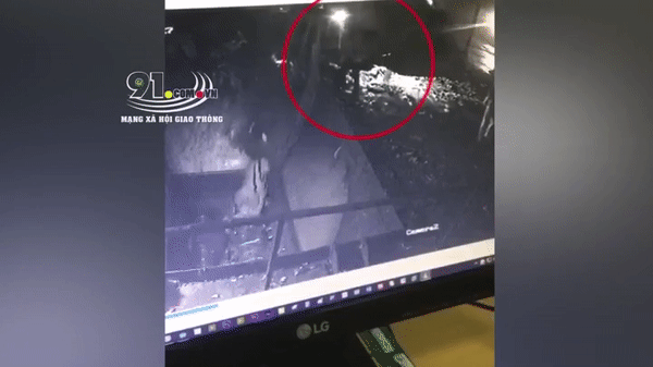 Clip: Nam công nhân bị máy xúc hất xuống hố nghiền rác, khoảnh khắc tử vong thương tâm khiến nhiều người xót xa-1