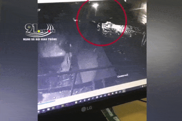 Clip: Nam công nhân bị máy xúc hất xuống hố nghiền rác, khoảnh khắc tử vong thương tâm khiến nhiều người xót xa