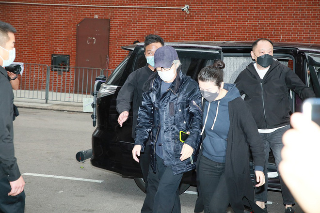 Châu Tinh Trì đến tang lễ Ngô Mạnh Đạt, thần sắc buồn bã, tiều tụy, không nói nên lời-2