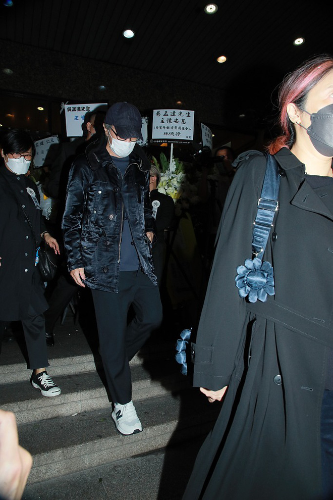 Châu Tinh Trì đến tang lễ Ngô Mạnh Đạt, thần sắc buồn bã, tiều tụy, không nói nên lời-3