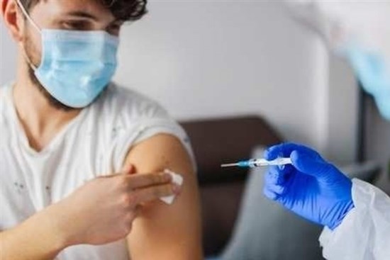 Đau đầu sau tiêm vaccine COVID-19 có bất thường?