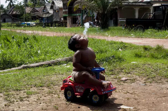 Cậu bé từng gây bão vì hút 40 điếu thuốc lá một ngày năm ấy: Mới 9 tuổi đã trải qua 2 biến cố, cũng chỉ tại bố mẹ làm điều này-5