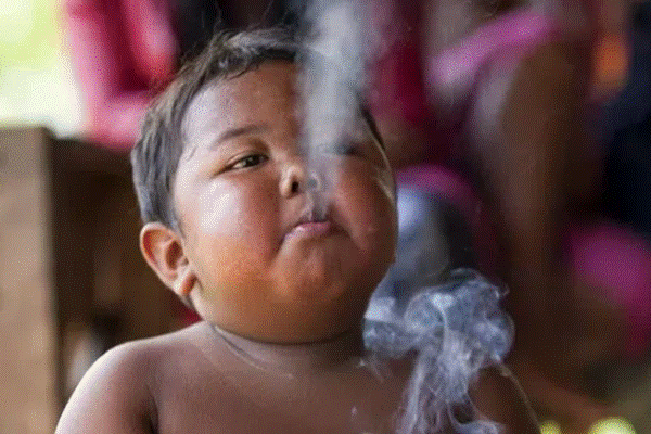 Cậu bé từng gây bão vì hút 40 điếu thuốc lá một ngày năm ấy: Mới 9 tuổi đã trải qua 2 biến cố, cũng chỉ tại bố mẹ làm điều này